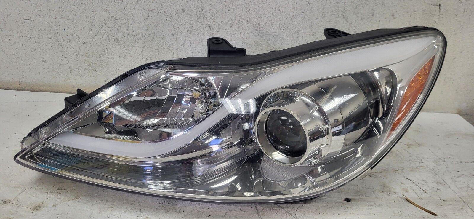 2012-2014 HYUNDAI GENESIS SEDAN HEADLIGHT Lamp DRIVER SIDE  OEM *DC3699