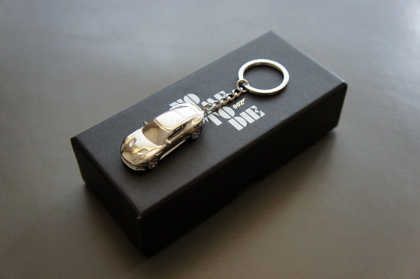 NIB Aston Martin DBS Superleggera 007 James Bond Silver Keychain Key Ring 1/87