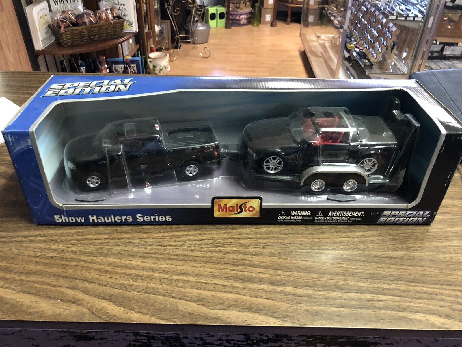 Maisto Show Haulers Series 32959 2004 Ford F-150 & Ford Mustang GT Concept Conve