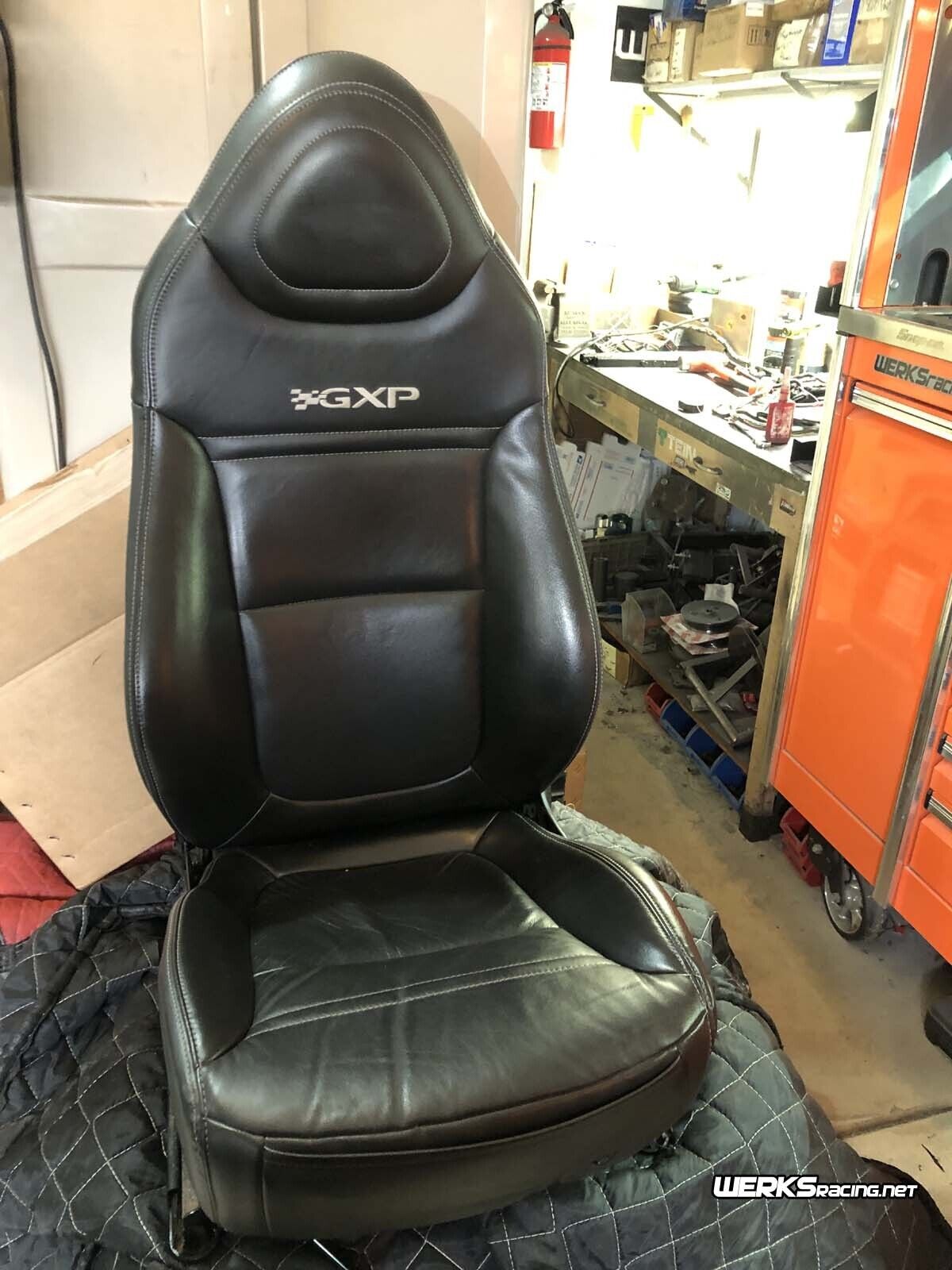 Pontiac Solstice GXP black leather driver\'s seat