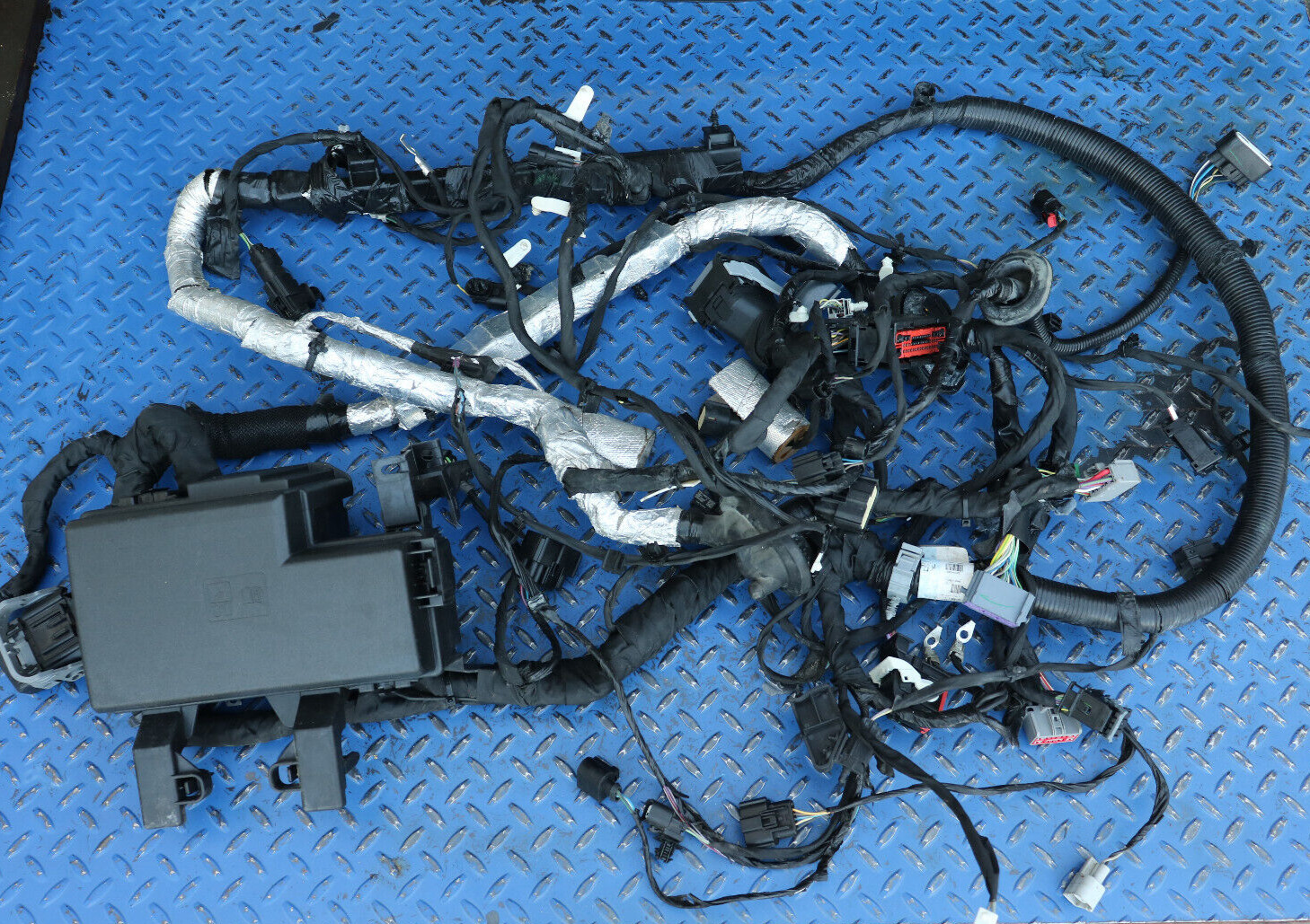 2019 Ford Mustang GT Front Engine Bay Wiring Harness Fuse Box *Damaged*