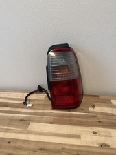 1996-2000 TOYOTA 4RUNNER OEM REAR BRAKE TAIL LIGHT LAMP ASSEMBLY PASSENGER SIDE picture