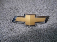 OEM NEW GM 2018-2024 Chevrolet Equinox Front Grille Bowtie Emblem 23136671 A picture