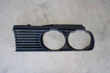 LH GRILLE  84-91  BMW 3 SERIES  SEDAN (84-93 CONVERTIBLE) OEM 51131945885 picture