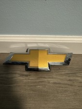 CHEVROLET TRAVERSE FRONT GRILLE GOLD EMBLEM OEM picture