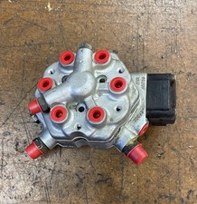 1986-1993 Mercedes W201 190E 260E 300E 300SE Fuel Distributor 0438101012 picture