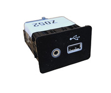 284H3-7FH0A Nissan Rogue 2017-2020 USB and AUX Ports Auxiliary Jack OEM JDM USED picture
