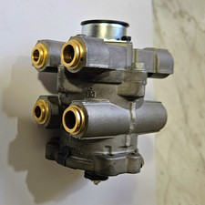 Bendix Dual Circuit Air Foot Brake Valve. 6712572C91 VALVE,BRK CONTROL , E-8P picture