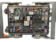 2014-2017 Chevy Silverado 1500 HD Engine Fuse Box Assembly  ID 84075773 OEM picture