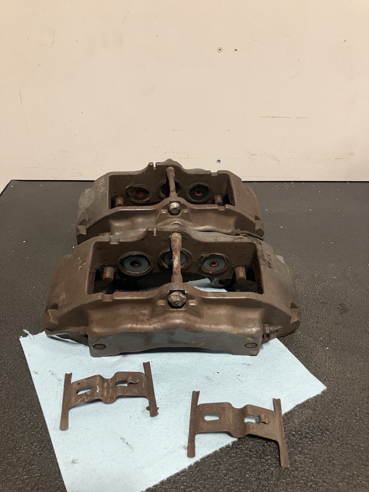 04-10 Porsche Cayenne VW Touareg Audi Q7 Brembo 17Z Front Brake Caliper Set OEM 04-10 Porsche Cayenne VW Touareg Audi Q7 Brembo 17Z Front Brake Caliper Set OEM