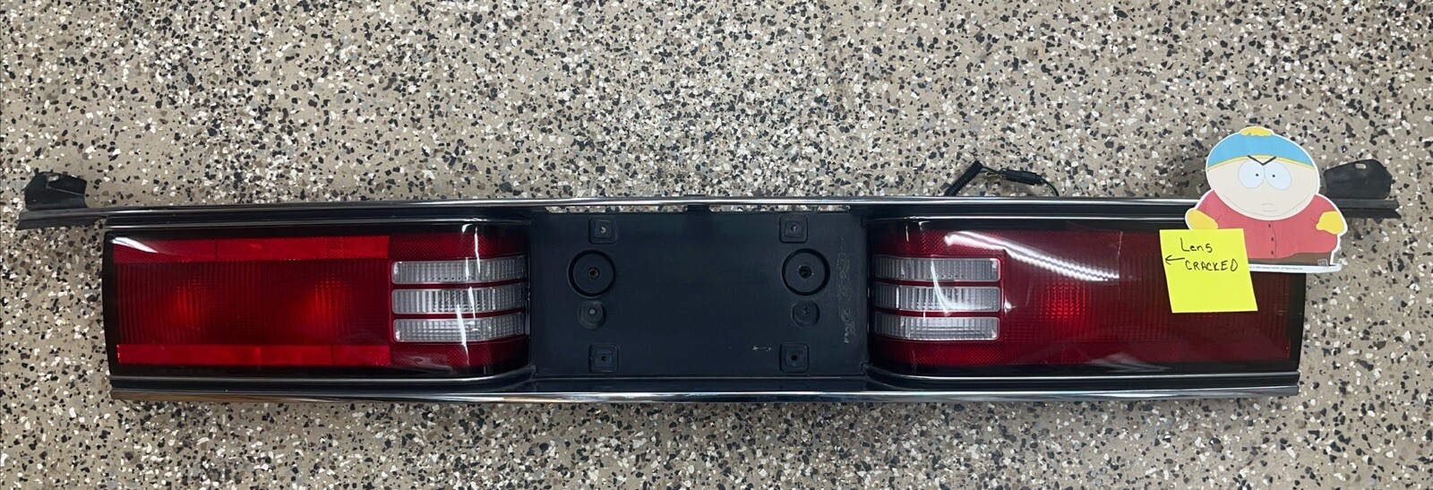 1992-1995 BUICK LESABRE CENTER TAIL LIGHT OEM USED TRUNK MOUNT PANEL 16515399