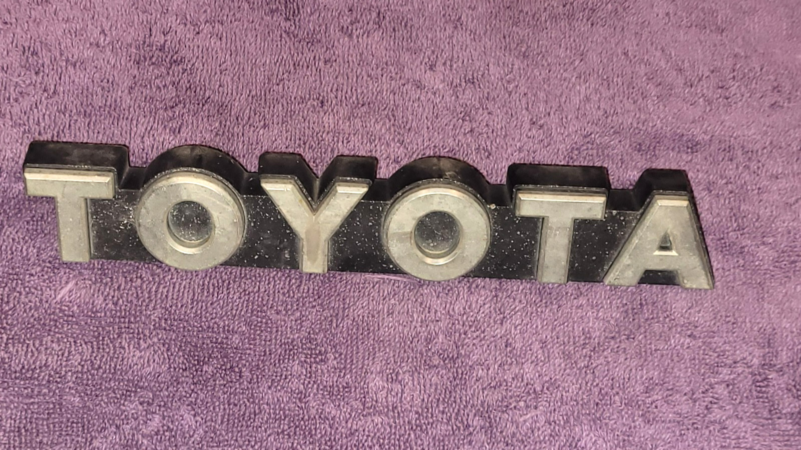 1984-1988 Toyota Pickup - Front Center Grille Toyota Emblem # 7051 OEM Original 1984-1988 Toyota Pickup - Front Center Grille Toyota Emblem # 7051 OEM Original