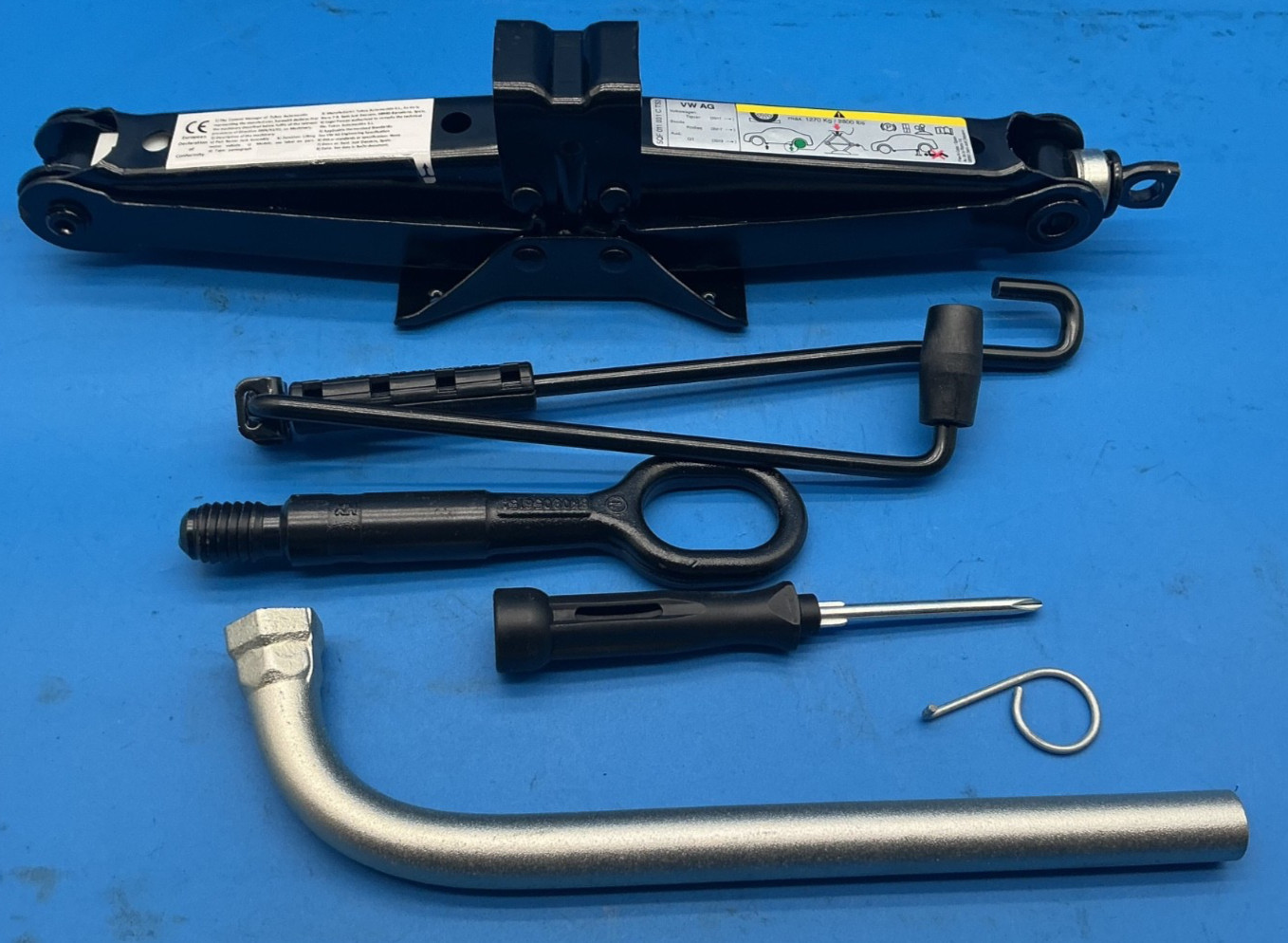 Tire Scissor Jack Set - 2017-2025 Volkswagen Tiguan/18-25 Audi Q3 5QF011031C