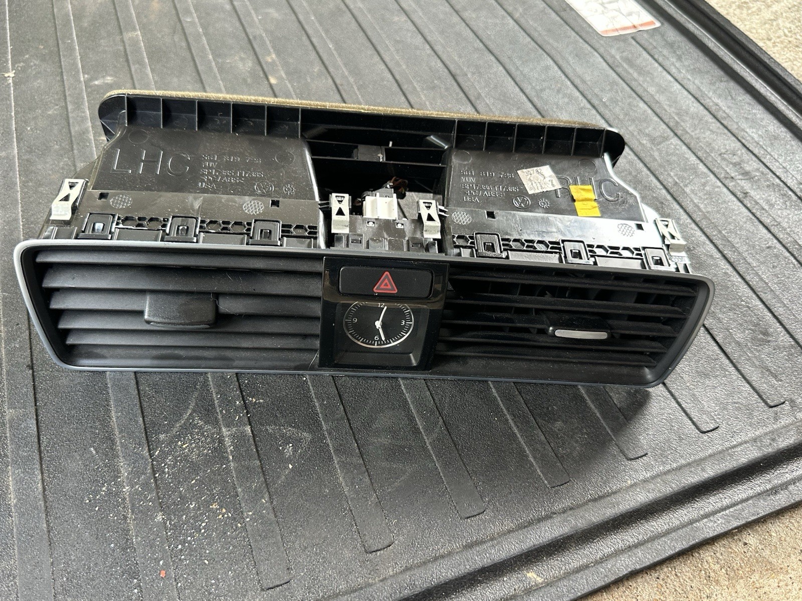 2012-2016 VW Passat Center Front Air AC Heater Dash Dual Vent Clock 561-819-728 2012-2016 VW Passat Center Front Air AC Heater Dash Dual Vent Clock 561-819-728