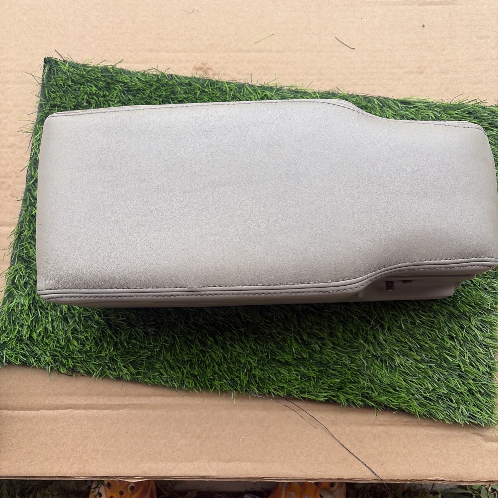 2003-2011 Lincoln Town Car Center Console Leather Armrest Tan Beige OEM 2003-2011 Lincoln Town Car Center Console Leather Armrest Tan Beige OEM