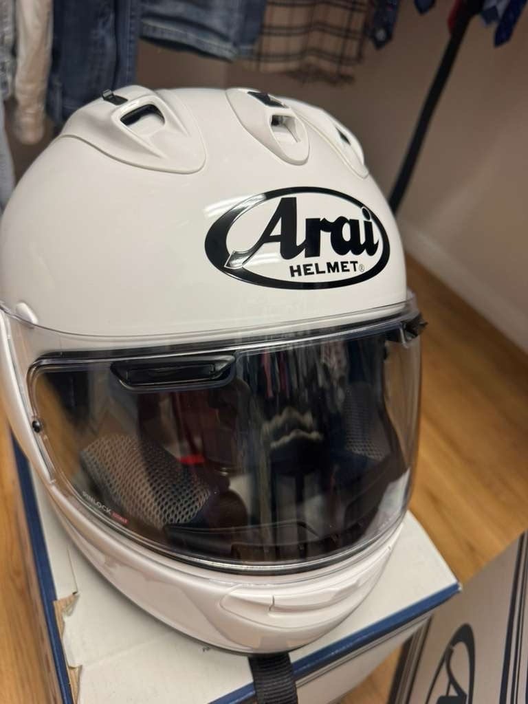 Arai Corsair-X White Motorcycle Medium Helmet Like New Arai Corsair-X White Motorcycle Medium Helmet Like New