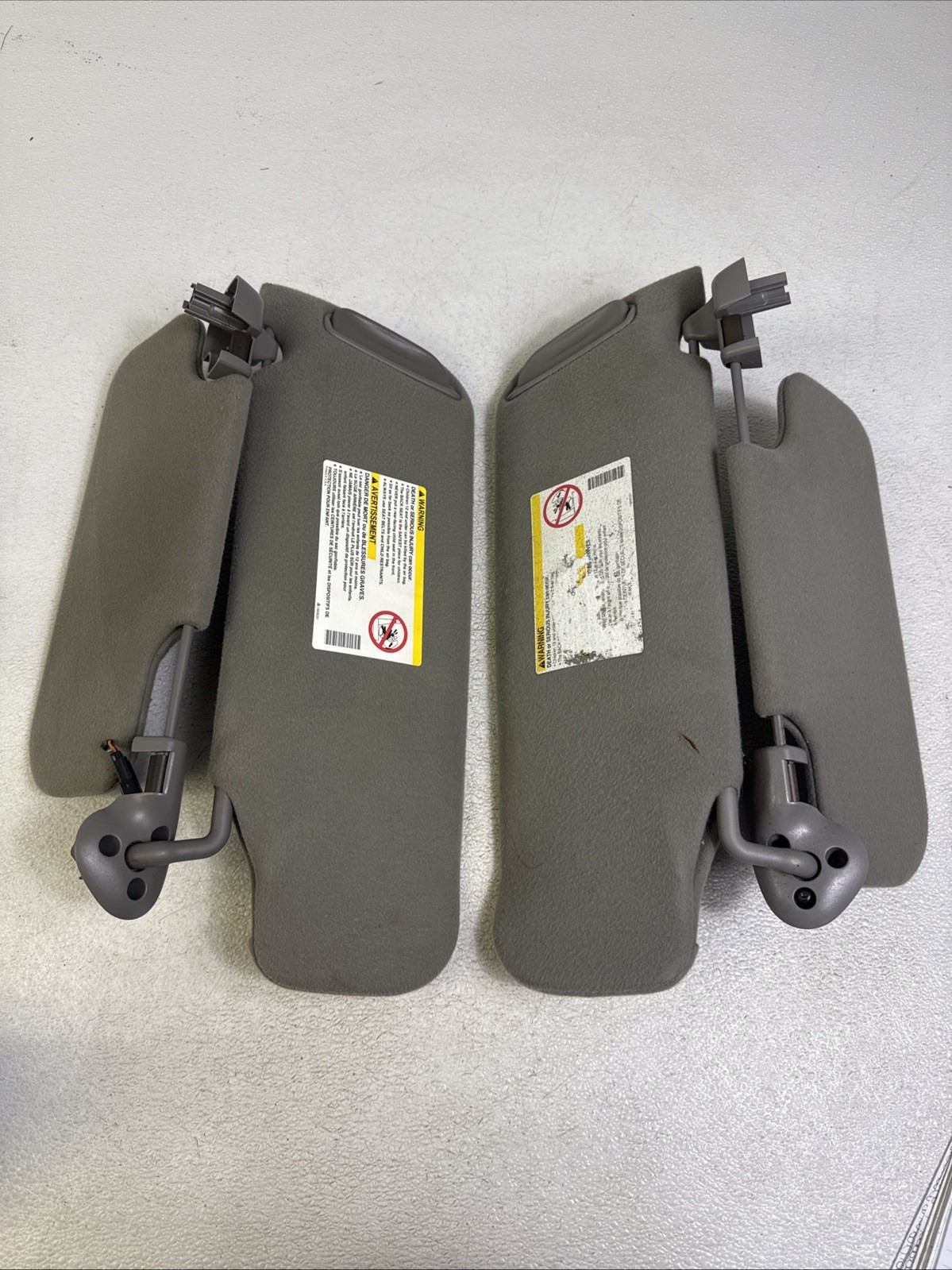 00-06 Chevy GMC Tahoe Suburban Yukon Pair Of Sun Visors OEM Gray
