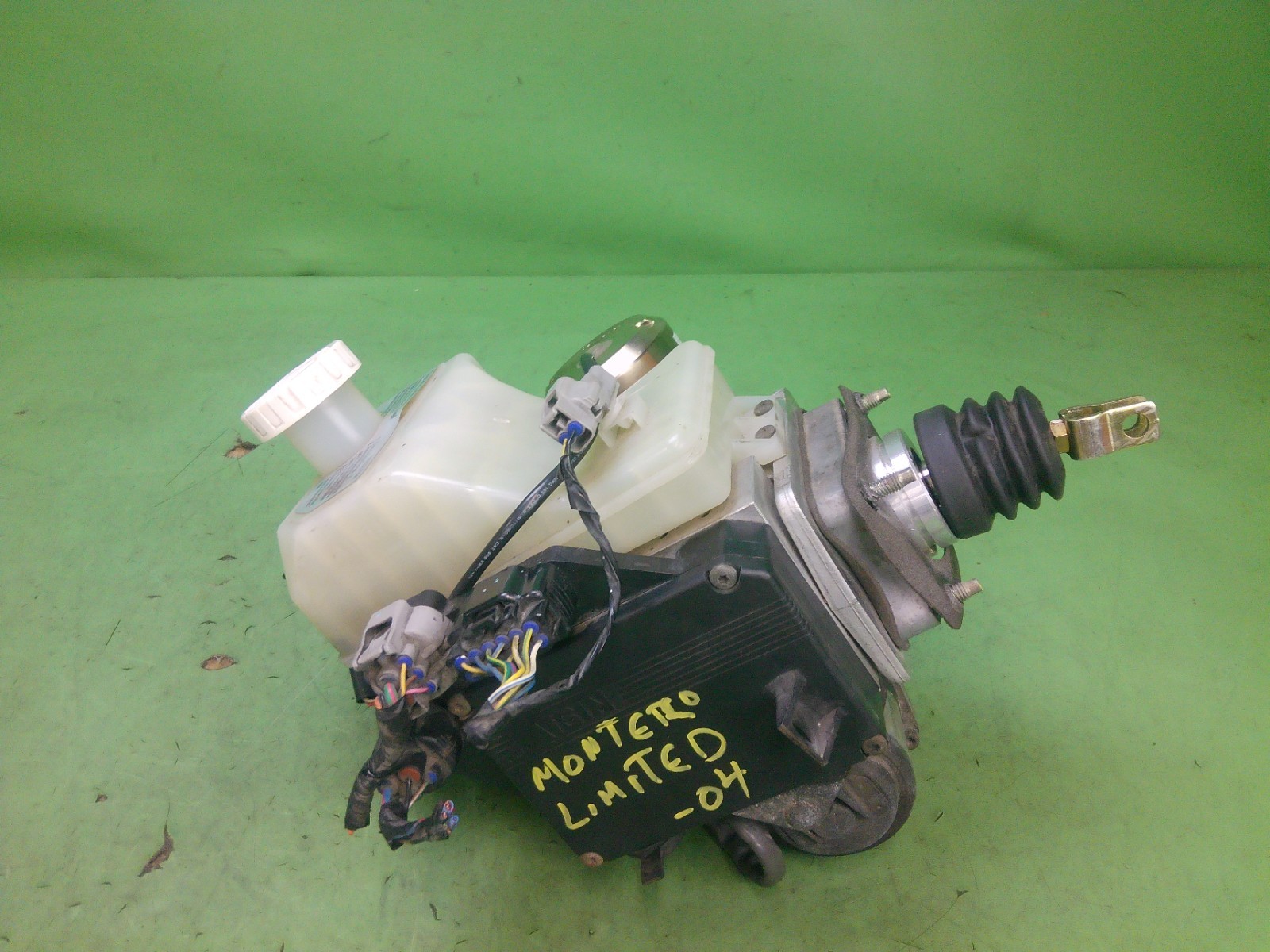 03-06 MITSUBISHI MONTERO ABS BRAKE BOOSTER MASTER CYLINDER PUMP ASSEMBLY OEM