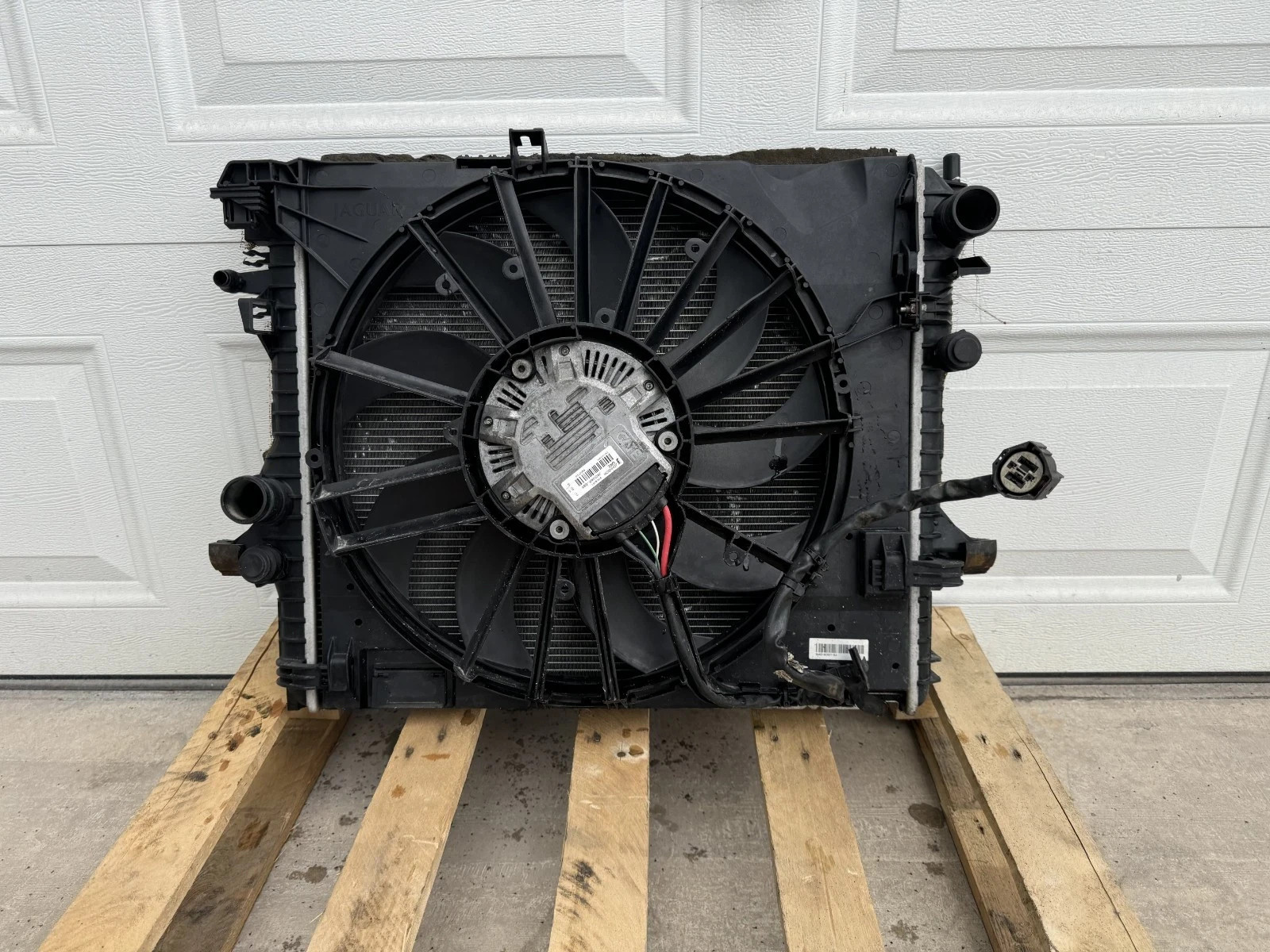 10-19 Jaguar XF OEM ENGINE RADIATOR A/C FAN COOLING ASSEMBLY 5000761