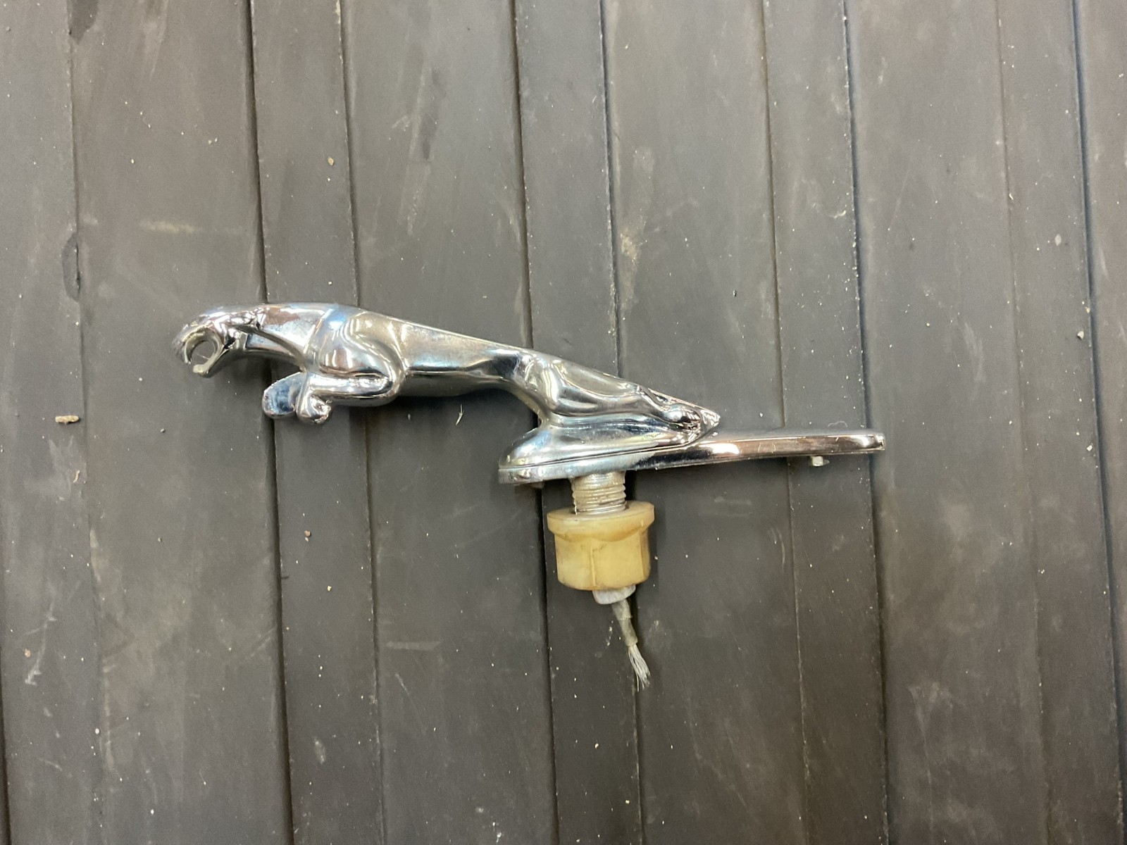 98-03 Jaguar XJ8 Vanden Plas OEM Hood Ornament Emblem Leaping HNA6350BD DR3
