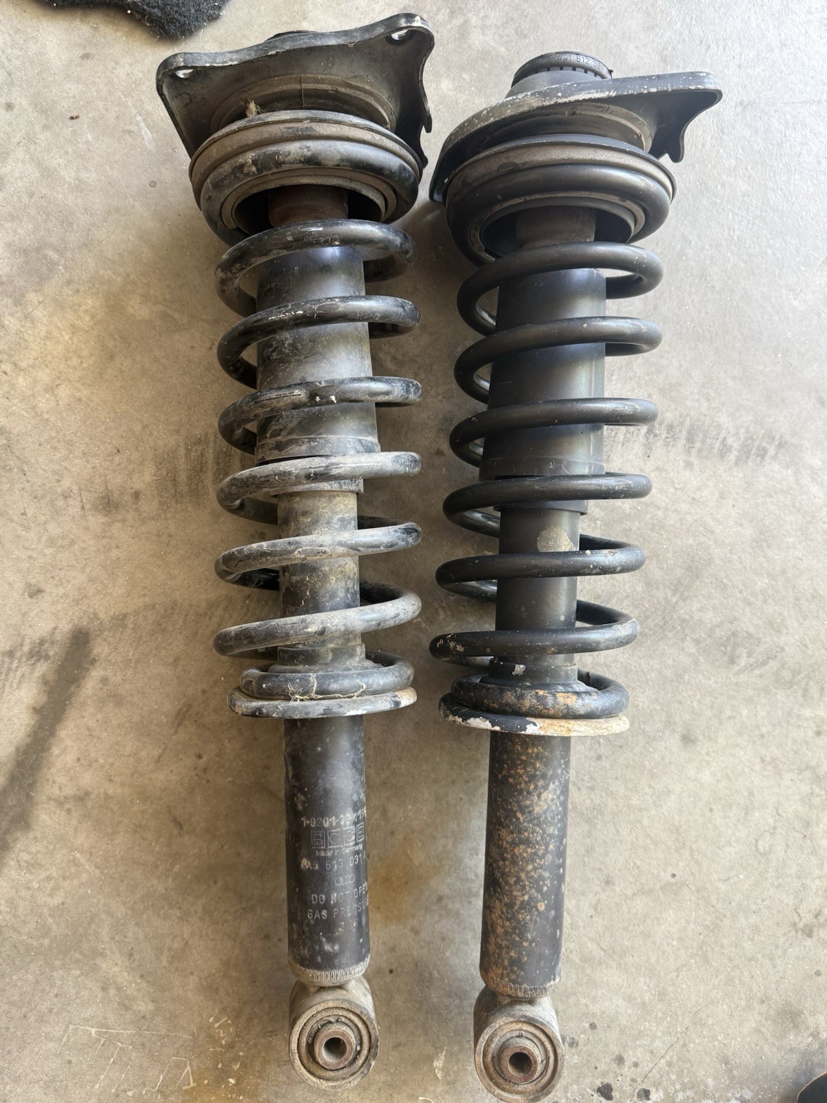 Audi C4 S4 S6 UR 1992 1993 1994 1995 Rear Suspension Springs And Struts