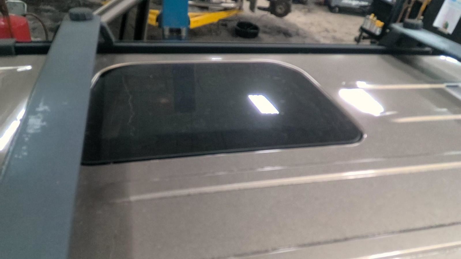 (LOCAL PICKUP ONLY) Passenger Right Roof Glass Rear Fits 06-10 COMMANDER 736424