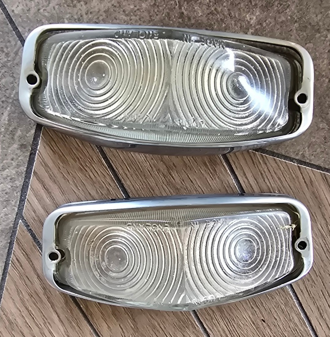 (2) Original TRIUMPH 1200 HERALD SIDE LIGHT UNIT LENS/Metal Trim (2) Original TRIUMPH 1200 HERALD SIDE LIGHT UNIT LENS/Metal Trim