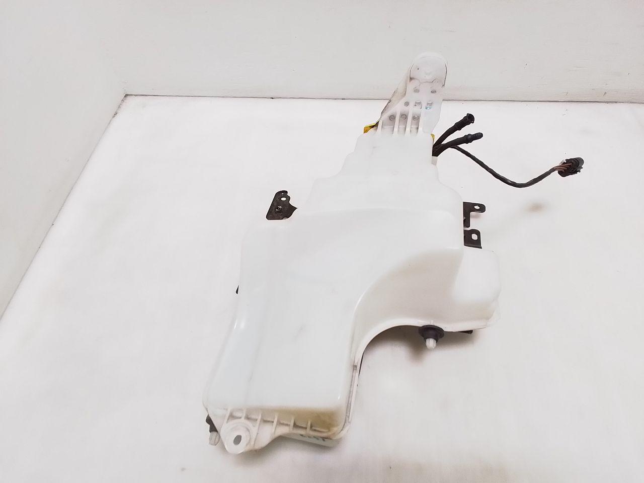 Used Washer Fluid Reservoir fits: 2018 Jeep Wrangler VIN X 6th digit JL body LHD