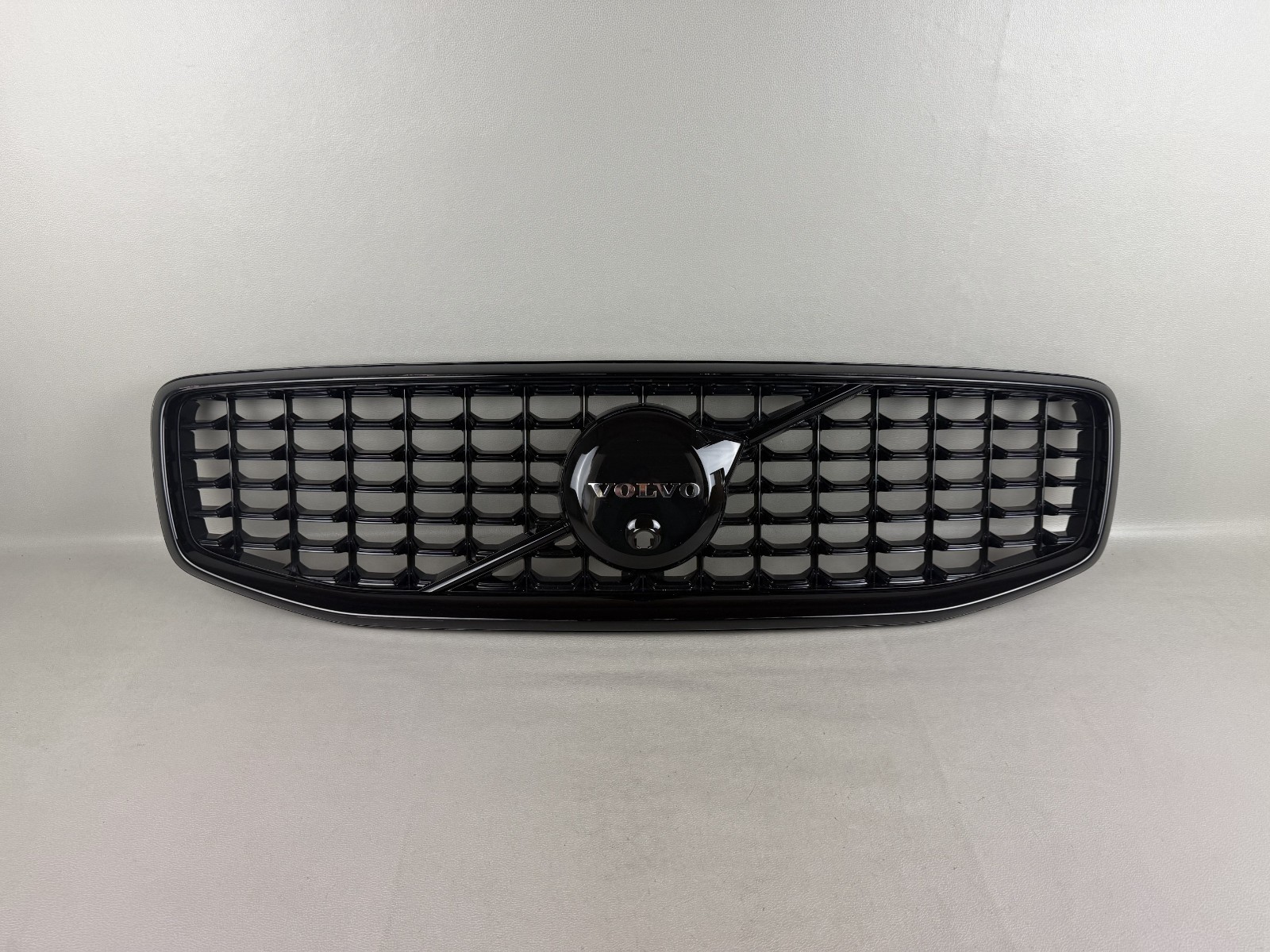 Mint 2022-2024 Volvo XC60 Front Upper Grille With Camera OEM
