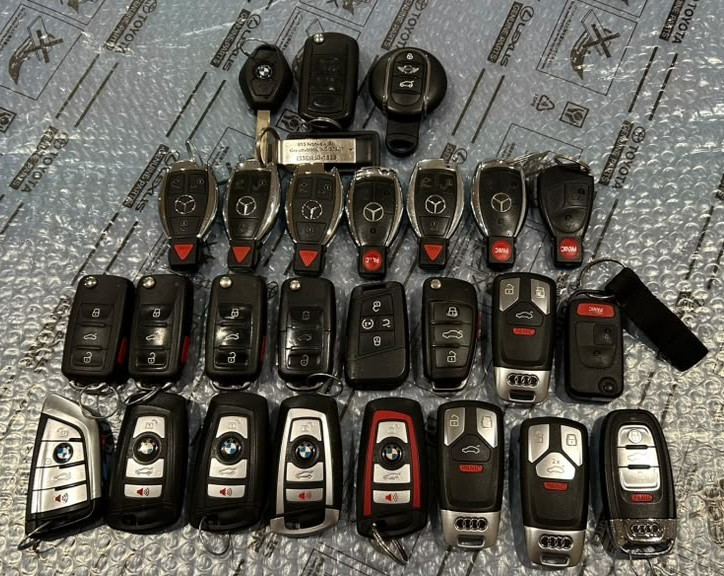 OEM - LOT OF 26 BMW, R ROVER, MERZ, AUDI, VW, SMART KEY FOBS REMOTES KEYS