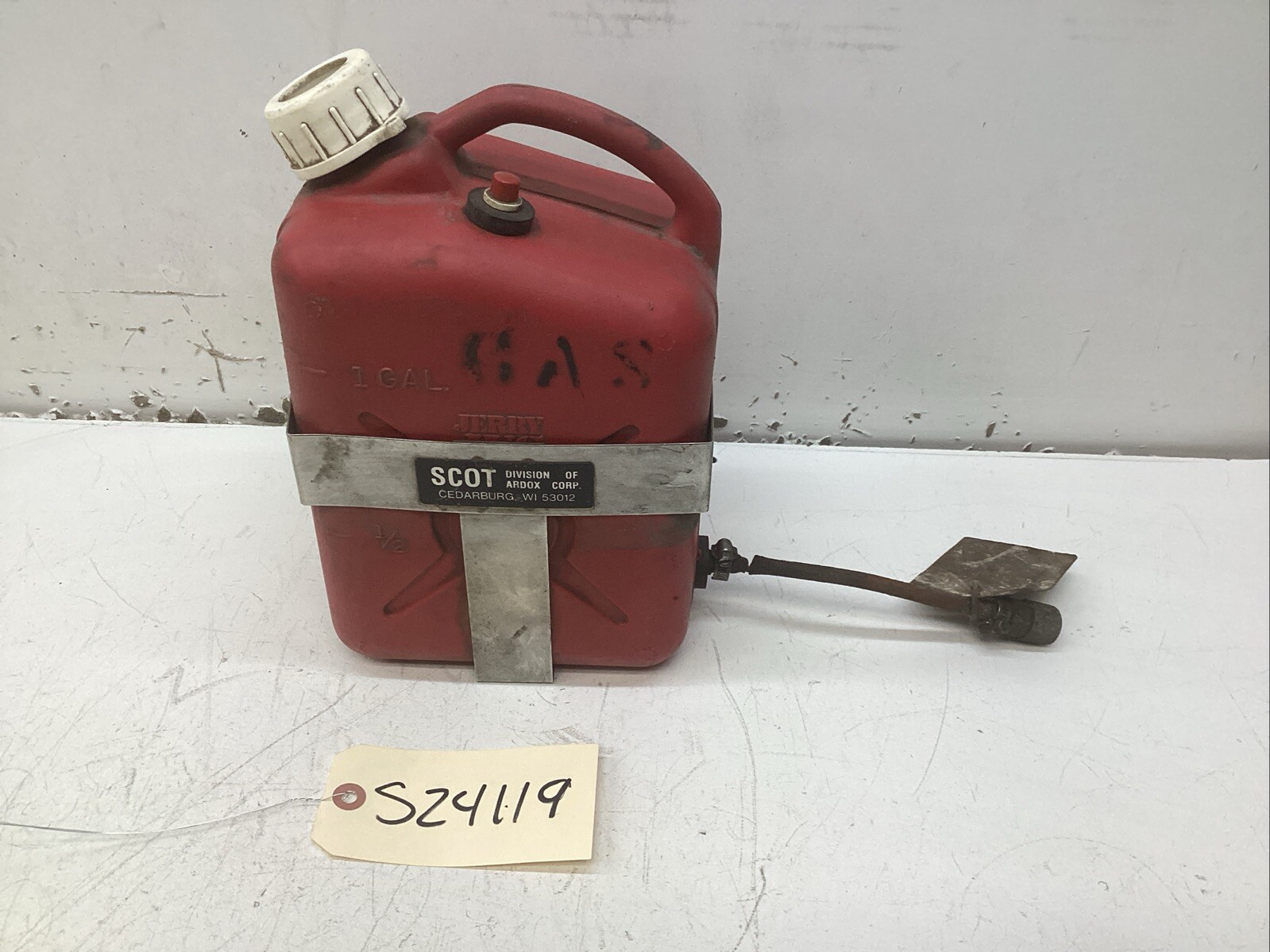 1986 VINTAGE IGLOO ENGINE RUN CAN 1 GALLON JUG MODEL 2017 3.8 LITRE