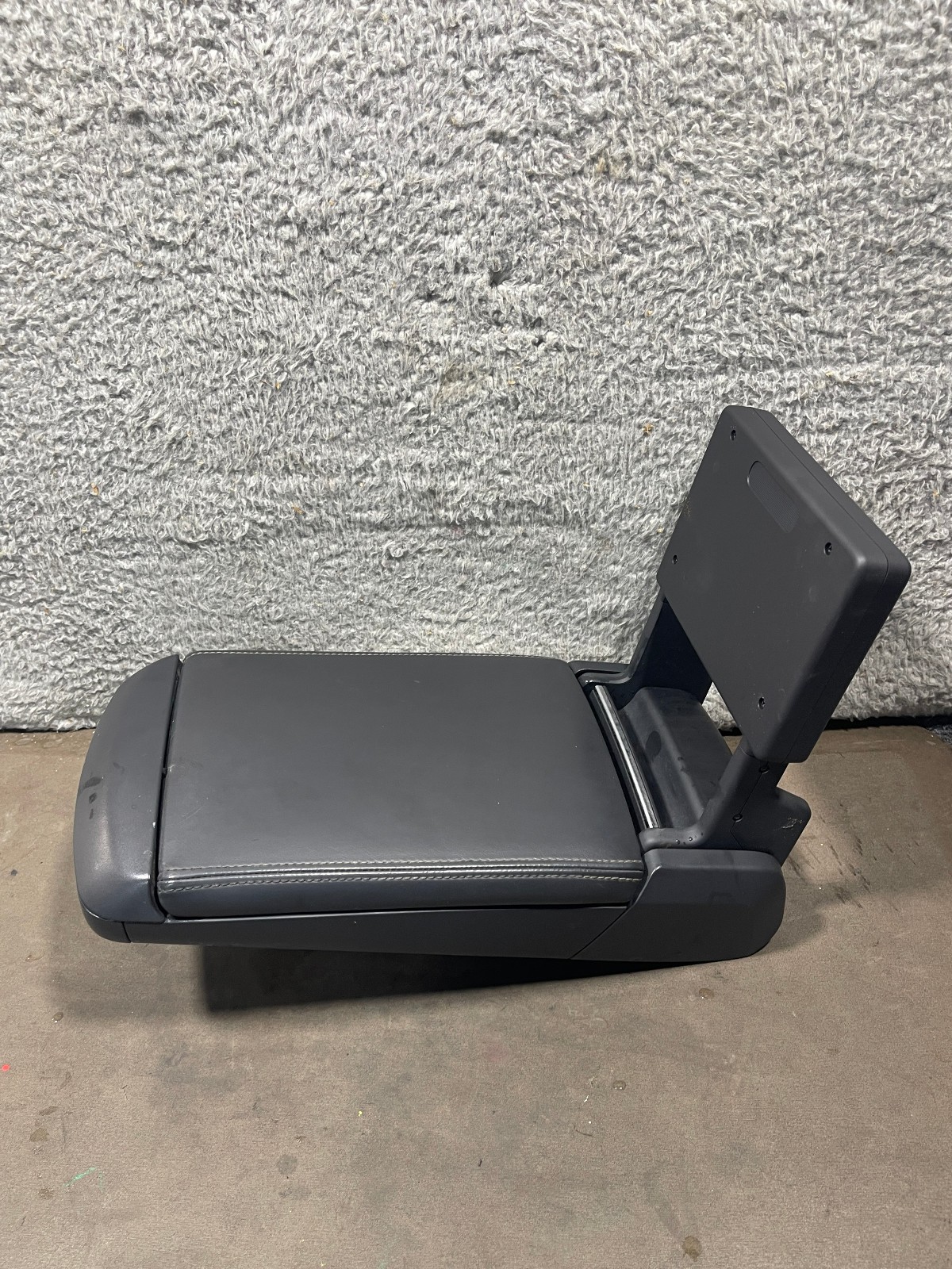 Chrysler 300c Hemi 2008 OEM ARMREST CENTER CONSOLE SCREEN DVD DISPLAY MONITOR