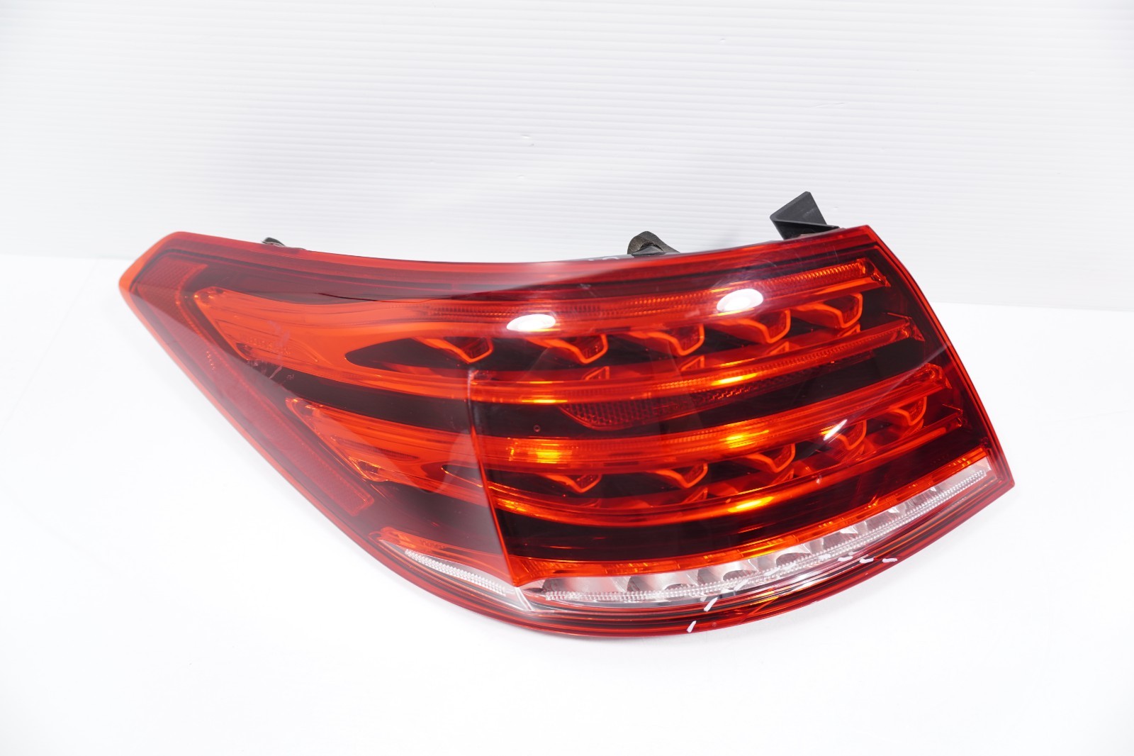 **CRACK** 14-17 MERCEDES-BENZ C207 E-CLASS COUPE LEFT DRIVER SIDE TAILLIGHT LED