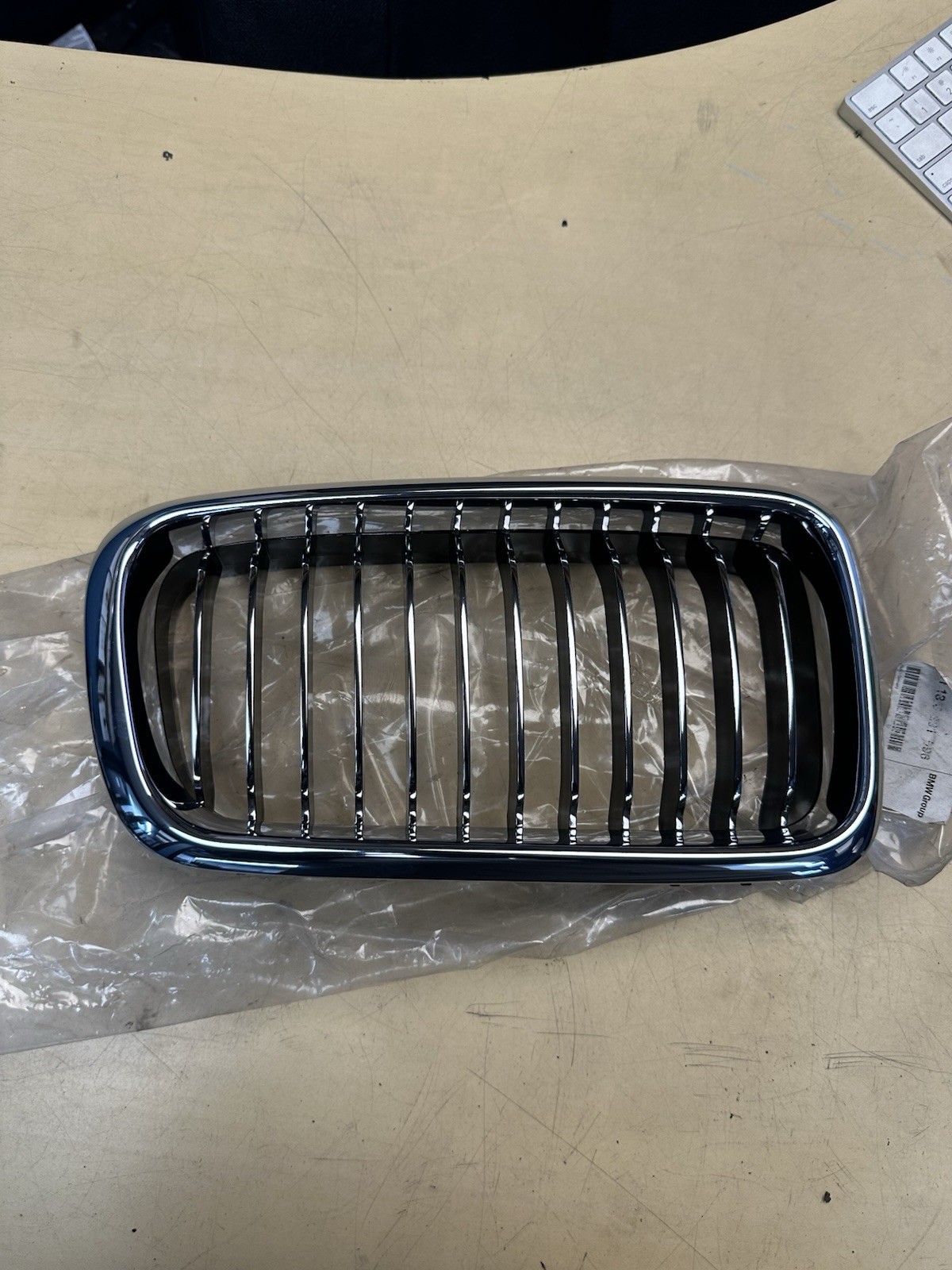 1999-2001 BMW 750IL GRILLE OEM NEW 51-13-8-231-596 RRBN1 1999-2001 BMW 750IL GRILLE OEM NEW 51-13-8-231-596 RRBN1
