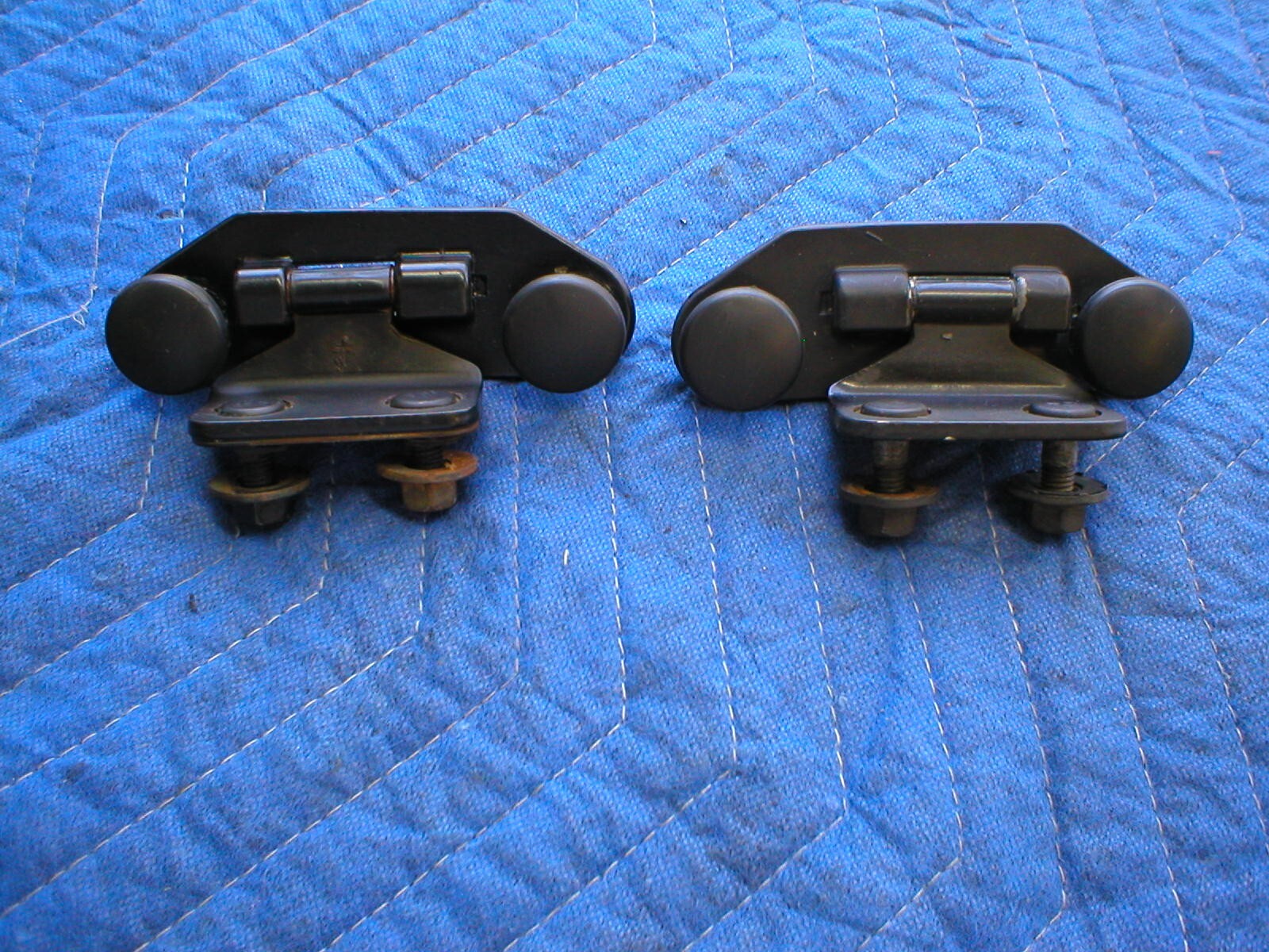 1982-92 CAMARO FIREBIRD ORIGINAL GM HATCH HINGES HINGE + BOLTS PAIR HATCH GLASS 1982-92 CAMARO FIREBIRD ORIGINAL GM HATCH HINGES HINGE + BOLTS PAIR HATCH GLASS