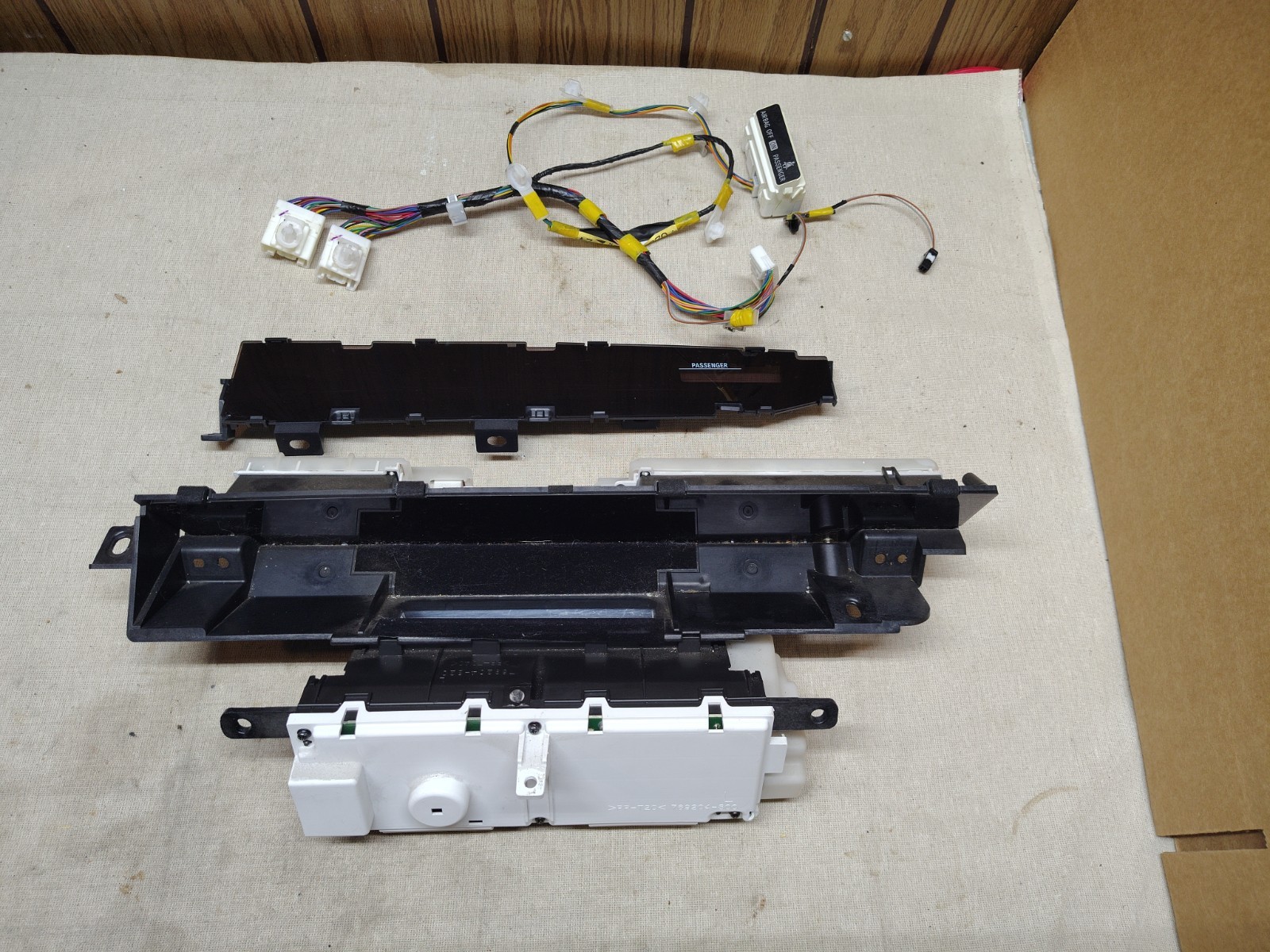 2004-09 Toyota Prius Upper Dash Display Information Screen Assembly 769362-030 2004-09 Toyota Prius Upper Dash Display Information Screen Assembly 769362-030