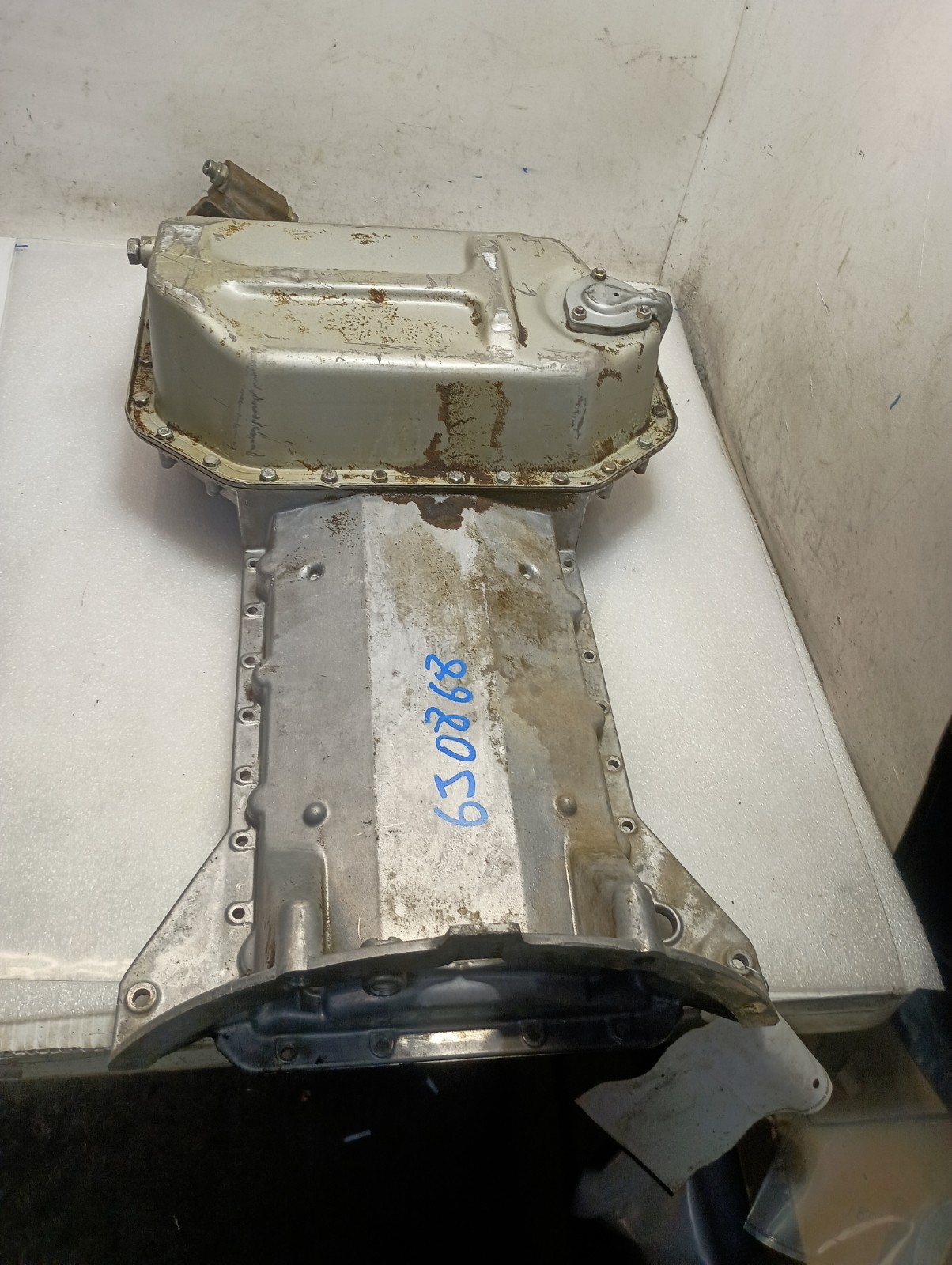 1988-1994 BMW 750iL Upper & Lower Oil Pan Assembly Oem 1988-1994 BMW 750iL Upper & Lower Oil Pan Assembly Oem