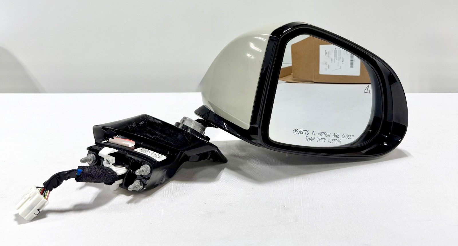 OEM Used 2021-2023 Hyundai Santa Fe RH Mirror DAMAGED Parts Only - 87620S2340 OEM Used 2021-2023 Hyundai Santa Fe RH Mirror DAMAGED Parts Only - 87620S2340