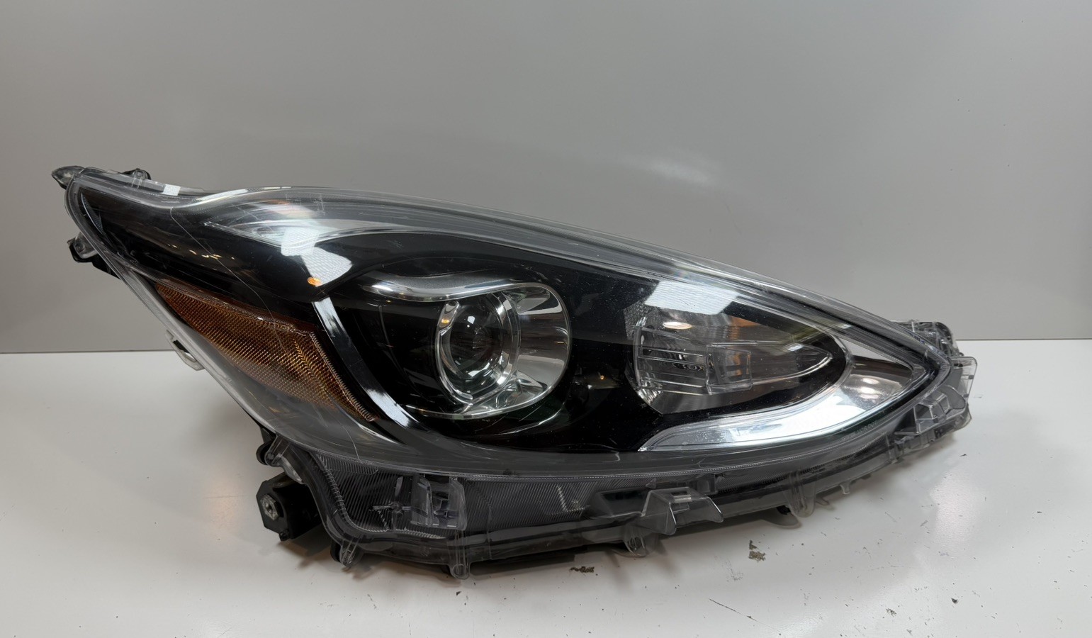 DAMAGED SEE PHOTO ✅ 2018 2019  TOYOTA PRIUS C RIGHT SIDE LED HEADLIGHT OEM