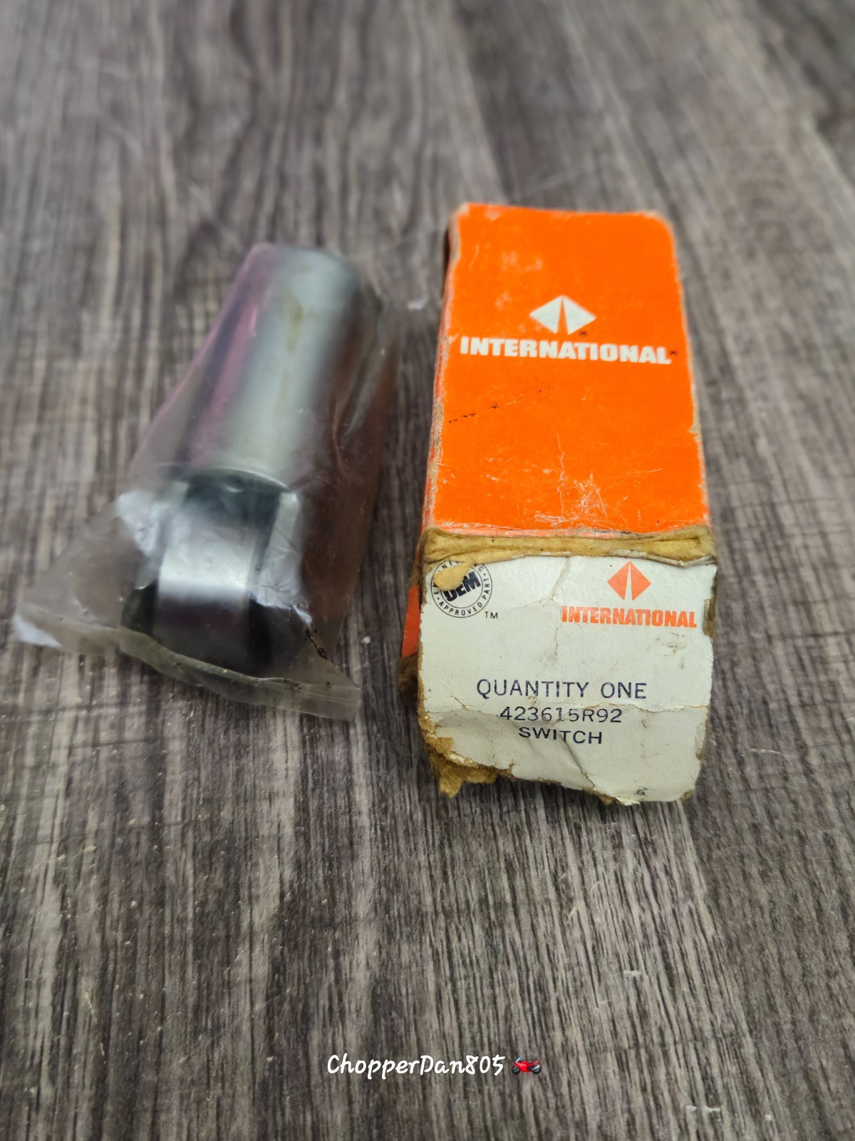 Genuine Vintage NOS International Harvester / Navistar Toggle Switch 423615R92