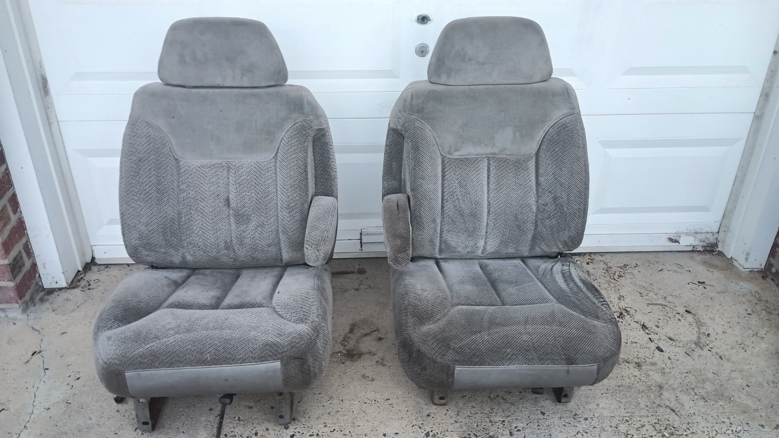 1995-99 Chevrolet GMC Truck FRONT SEATS brackets Local Pickup Regional Delivery