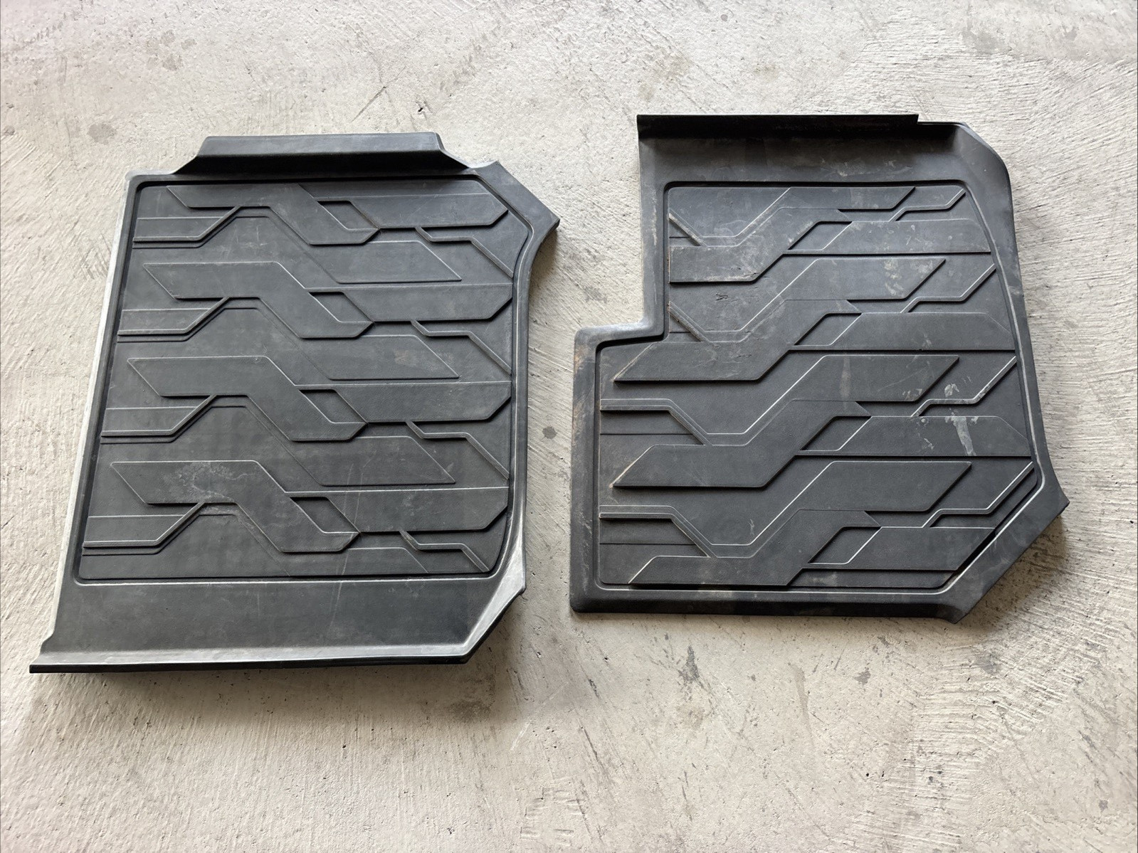 2018-2024 VOLVO VNL 860/760 OEM FLOOR MAT SET 84585786 / 22324326 2018-2024 VOLVO VNL 860/760 OEM FLOOR MAT SET 84585786 / 22324326