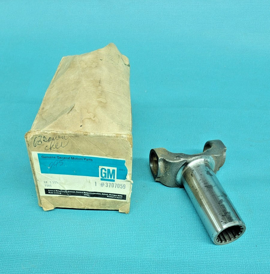 NOS 61 62 63 CHEVY U-JOINT FRONT PROPELLER SHAFT YOKE GM 3707059 TRUCK IMPALA