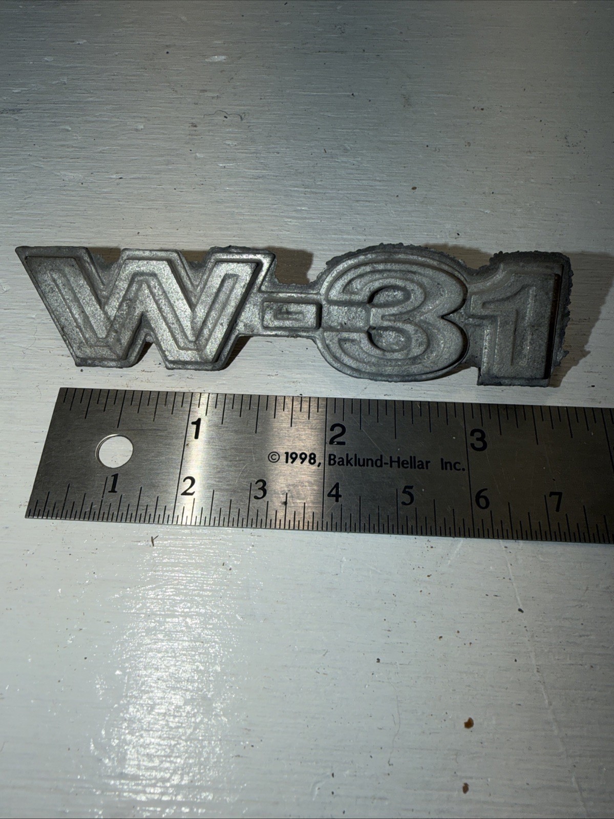 New OEM 406479 GM 1970 Olds Cutlass W-31 Diecast  Front Fender Emblem NOS