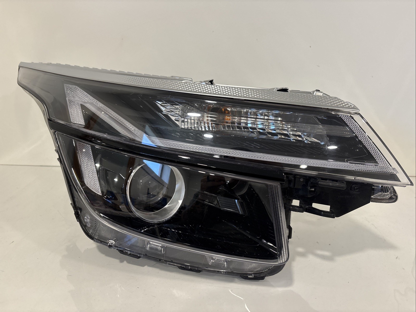 Nice 2024 2025 Kia Seltos Halogen w/ LED DRL Headlight Passenger Right OEM 2902