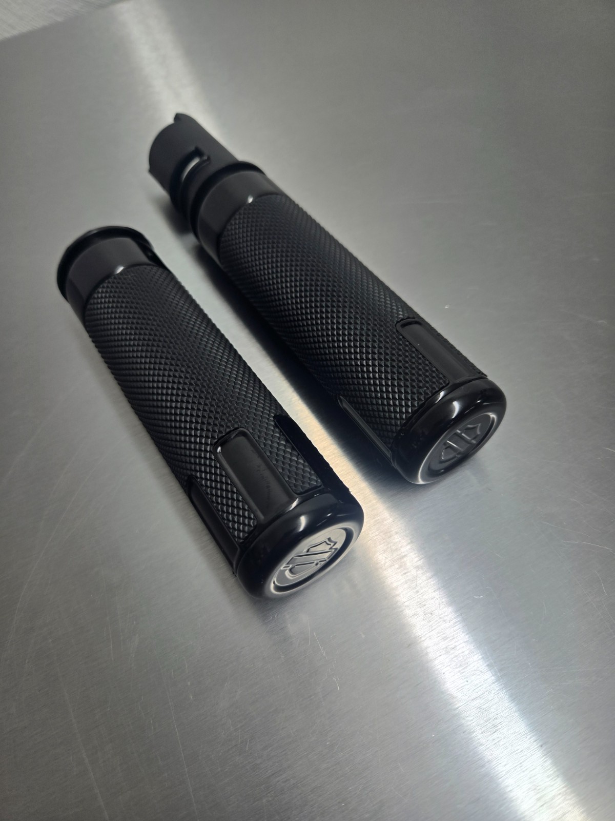 HARLEY DAVIDSON CVO SWITCHBACK BLACK ANODIZED BILLET HAND GRIPS 23-26 TOURING