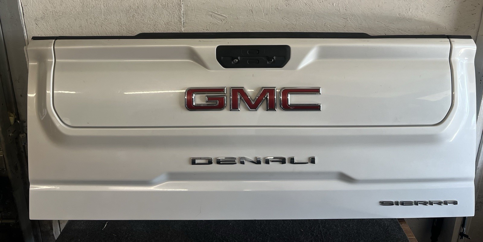 Hatch/Tailgate Multipro Tailgate 2019-2025 SIERRA DENALI 1500 (small Scratches) Hatch/Tailgate Multipro Tailgate 2019-2025 SIERRA DENALI 1500 (small Scratches)