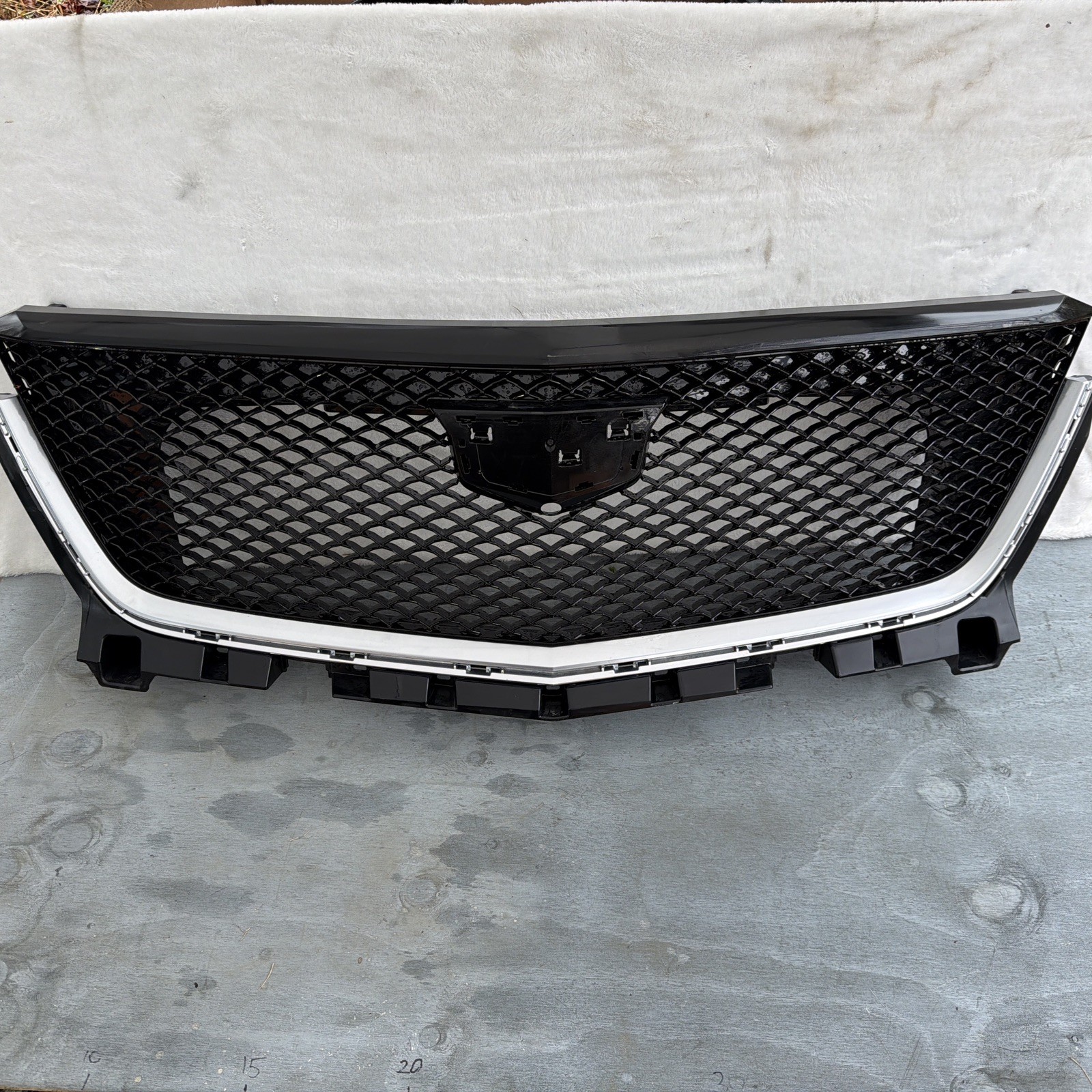 2017-2019 Cadillac XT5 Front Upper Grille OEM 84758553 Factory Original
