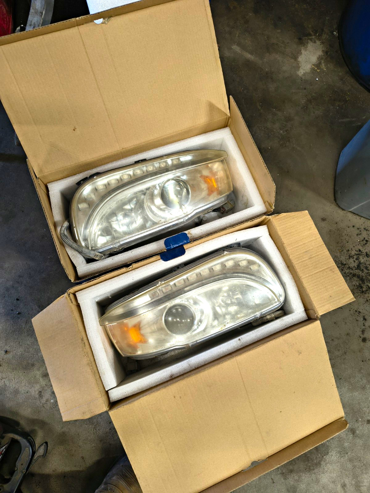 Pair of Peterbilt Headlights Used 388/389/567