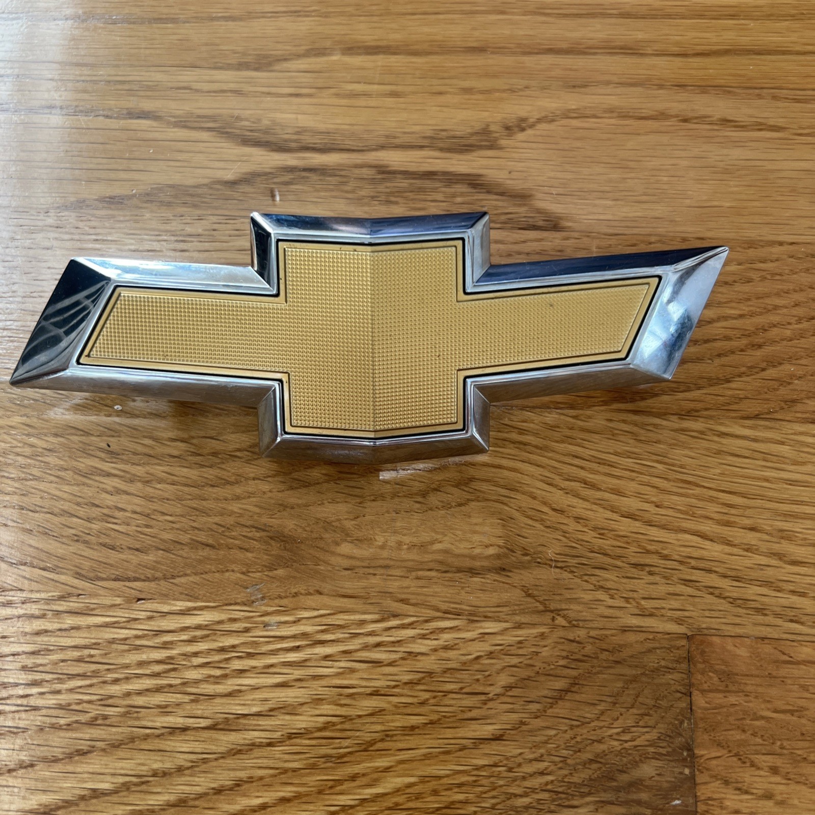 OEM 2018 - 2024 Chevrolet Equinox Front Grille Gold Bowtie Emblem Logo 23136671